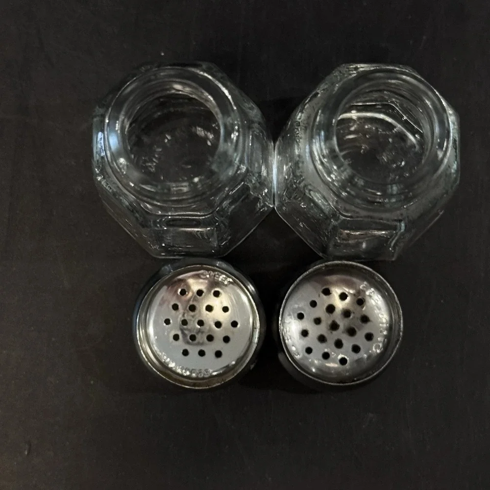 Clear‎ Glass Salt & Pepper Shaker Set w Stainless Steel Lids Marked B